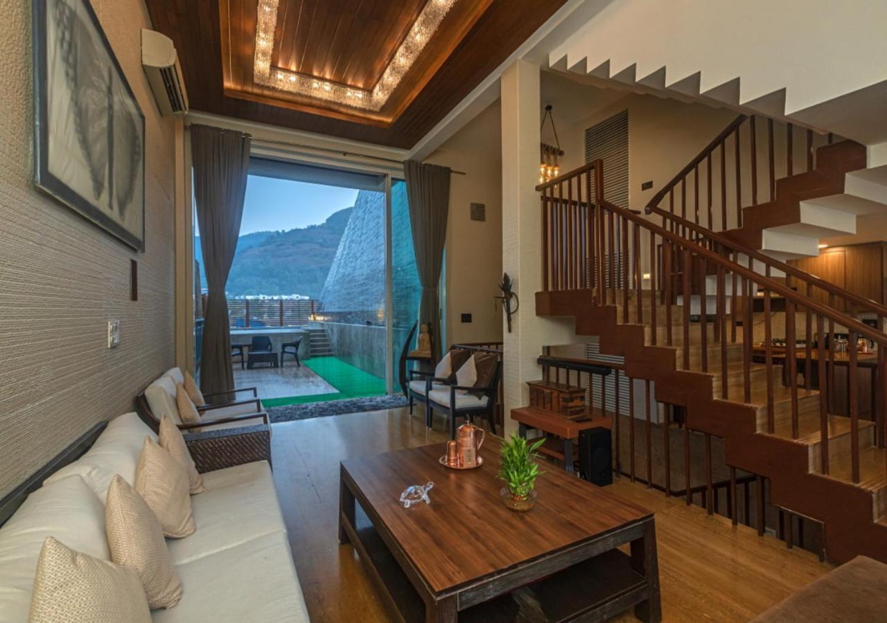 Saffronstays Urja, Lonavala - Private Villa With 2 Pools, Spa Room, Private Elevator & Waterfall 외부 사진